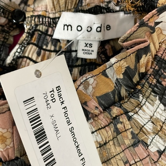 Moodie Black Floral Smocked Top - Picture 5 of 6